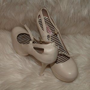 Ivory HEELS BY QUPID SIZE 9 GENTLY USED FOR PHOTO SHOOT